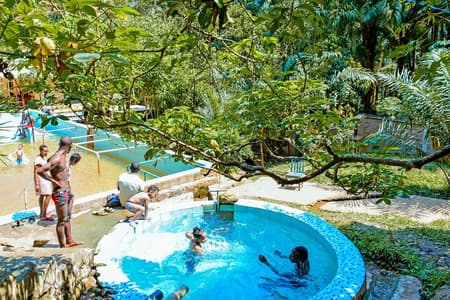 Buyumbura: aguas termales, parque Kigwena, piedra de Livingstone