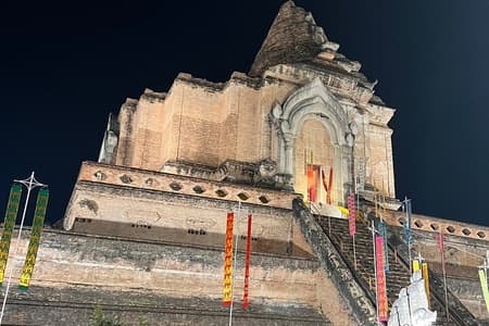 Visite nocturne des temples et du marché de Chiang Mai en tuk-tuk