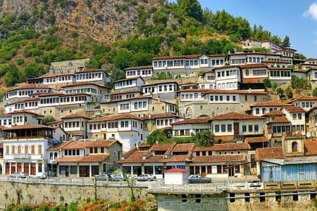 Tour UNESCO por la ciudad de Berat, el Castillo y el lago Belshi- Desde Tirana