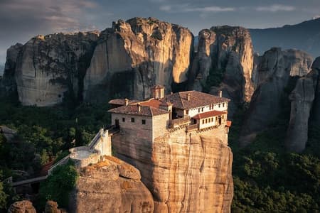 Meteora Monasteries & Caves DayTrip da Atene con pranzo greco