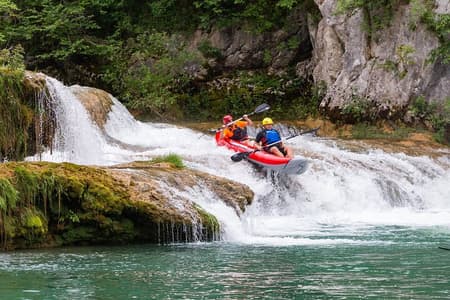 Kajakken in de Mreznica-watervallen bij de meren Slunj en Plitvice