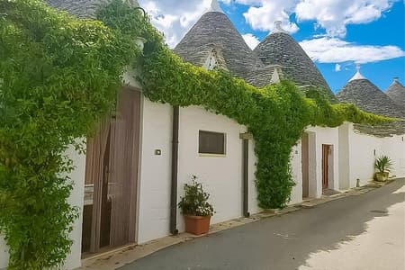 Paseo entre los Trulli y degustación de productos típicos.