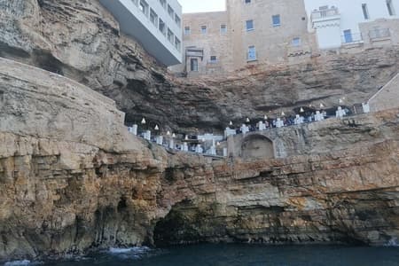 Monopoli Tour compartido en barco Gozzo a las cuevas de Polignano