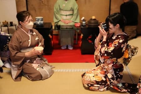 KYOTO Tea Ceremony with kimono near by Imamiya Jinjya Shrine