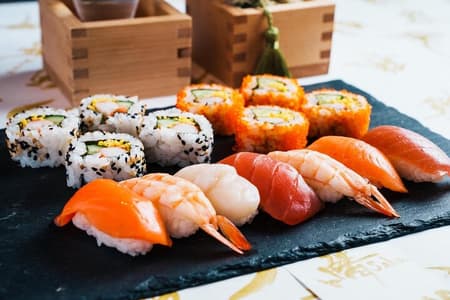 Sushi che prepara il Tokyo Roll e Autentica lezione di sushi giapponese