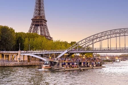 Crucero turístico por el río Sena y cena en Le Bistro Parisien