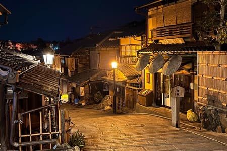 Kyoto: Gion Magical Night Walking Tour