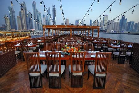 Dhow Cruise no Marina Dubai com jantar e entretenimento ao vivo
