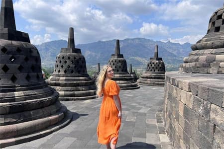Yogyakarta: Excursión de un día a Borobudur con escalada y Prambanan Todo Incluido