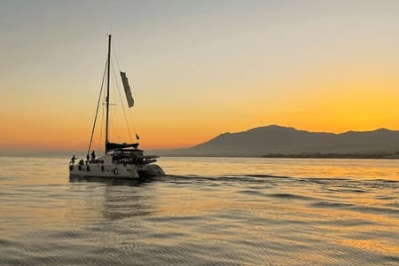 Marbella: Crociera al tramonto in catamarano con snack e bevande