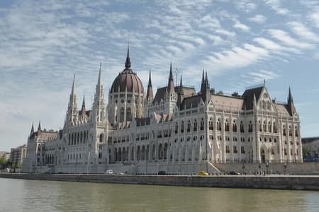 Budapest: 3-Hour Live-guided Bus Tour and 1-hour River Cruise