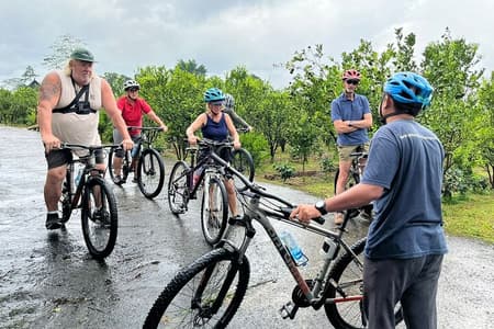 Privé Ubud bergafwaarts fietsen met vulkaan, rijstvelden en maaltijd