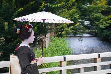 Gion Nocturno: Secretos y Leyendas de las Geishas