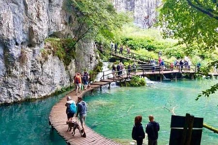 Excursão diurna aos Lagos Plitvice saindo de Zadar - ingresso reservado de forma simples e segura