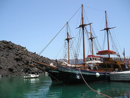 Volcanic Islands Cruise: Volcano, Hot Spring and Thirassia with Optional Free Time in Oia
