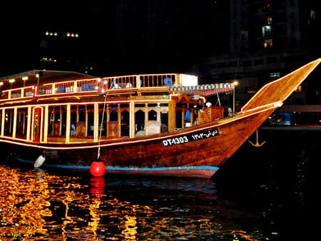 Cruzeiro com jantar a bordo de um dhow tradicional