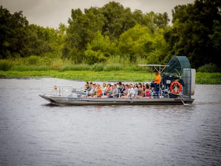 Excursion dans les marais dans un grand bateau pneumatique