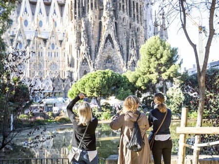 Sagrada Familia with access to Towers and Park Güell Guided Tour