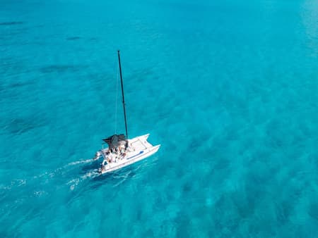 Tour en catamarán a Isla Mujeres con Esnórquel y Almuerzo + Traslados