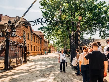 Auschwitz-Birkenau Historical Guided Tour From Krakow with Transport