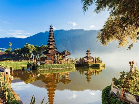 Twin Lakes, Handara Gate and Ulun Danu Bratan – Full-Day Trekking Tour