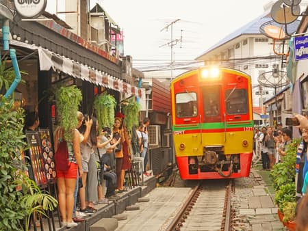 Maeklong Railway Market and Damnoen Saduak Floating Market - Half-Day Tour