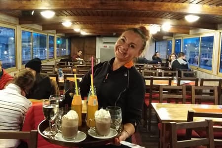 Cruzeiro com buffet de jantar no Rio Moldava em Praga