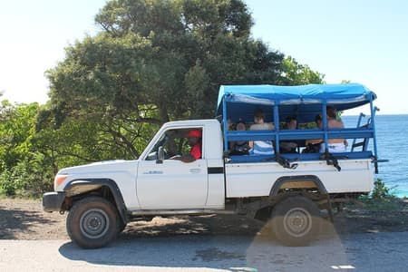 Esnóquel en el arrecife y el remolcador en Curazao