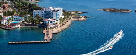 Le Bleu Hotel & Resort