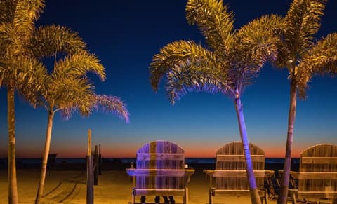 POSTCARD INN ON THE BEACH