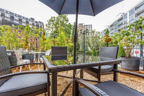 LONDON ELIZABETH HOTEL, 