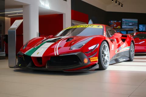 Esperienza privata Ferrari di 2 giorni: velocità ed eccellenza italiana