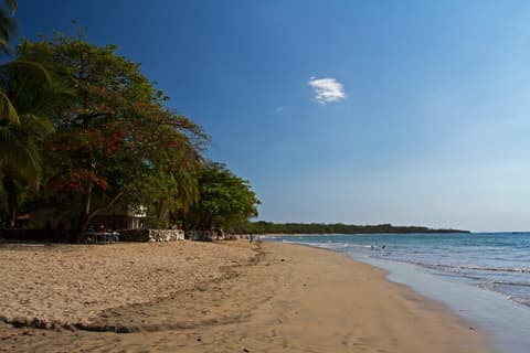 Diversión bajo el sol en la playa de Tamarindo, escapada corta