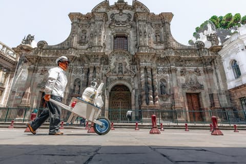 6-Day Highlights of Mainland Ecuador: Quito, Otavalo, Cotopaxi & Mindo Cloud Forest, French-speaking guide