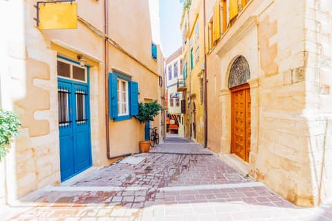 Crete: In the Footsteps of Myth, French-speaking guide