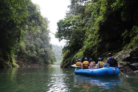 Canotaje de 2 días en aguas bravas en Pacuare