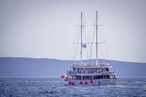 Crucero por lo más destacado de Dalmacia en la región de Split y Dubrovnik (Categoría de Barco Superior)