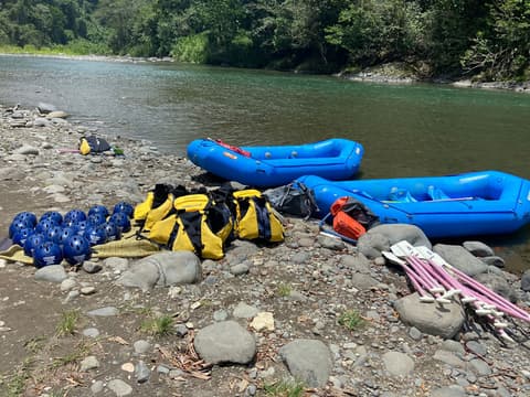 Canotaje de 2 días en aguas bravas en Pacuare