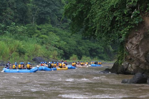 Canotaje de 2 días en aguas bravas en Pacuare