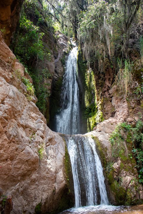 Experiencia privada de 2 días en el Valle Sagrado: Cascada, colibríes y Chinchero