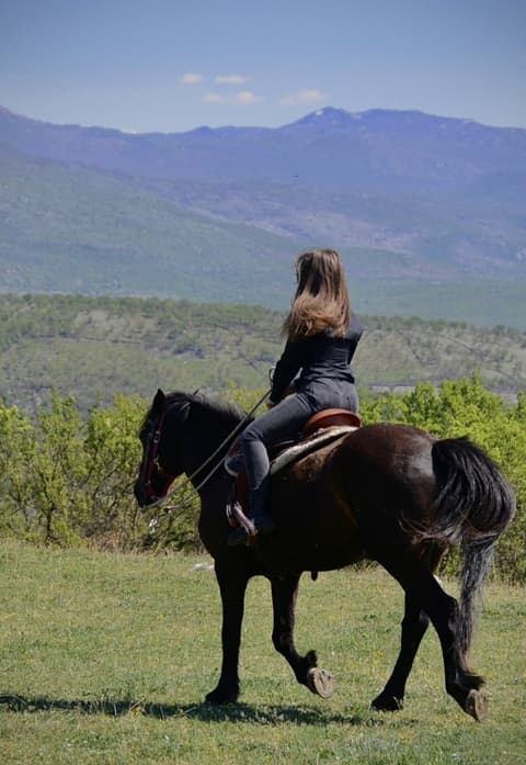 TRA NATURA E LEGGENDA: AVVENTURA A CAVALLO IN MONTENEGRO