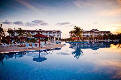 Memories Flamenco Beach Resort