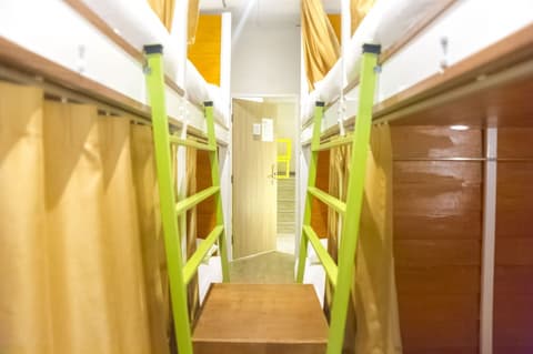 Glad Bangkok Hostel Bar and Restaurant