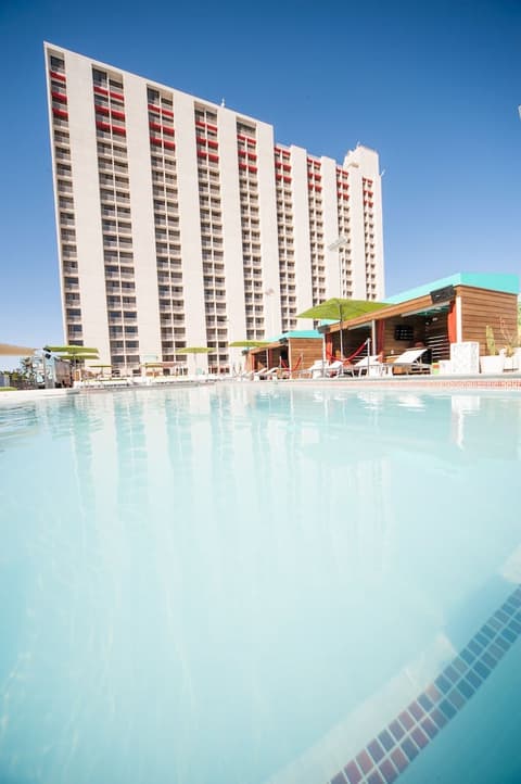 Plaza Hotel & Casino, Pool