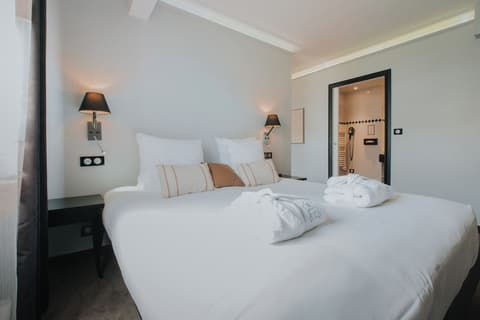 Henry II Hotel, Room