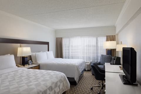 Holiday Inn Clark - Newark Area by IHG