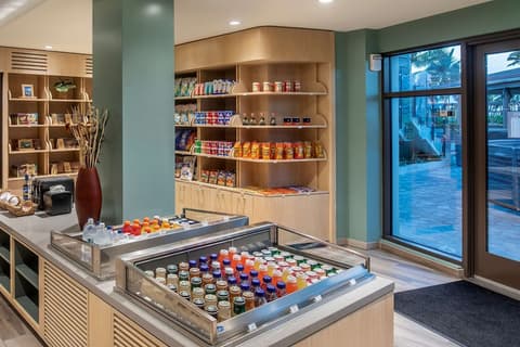 Hilton Grand Vacations Club Maui Bay Villas, Delicatessen
