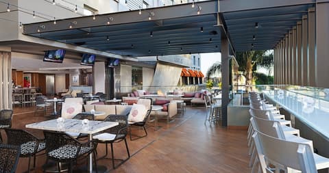 E-Central Downtown Los Angeles Hotel, Restaurant