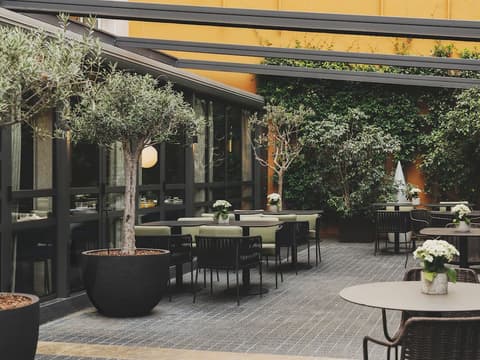 Catalonia Boulevard, Restaurant