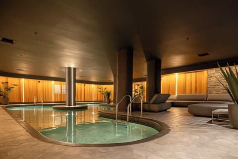 Hotel Manoir Victoria, Indoor pool